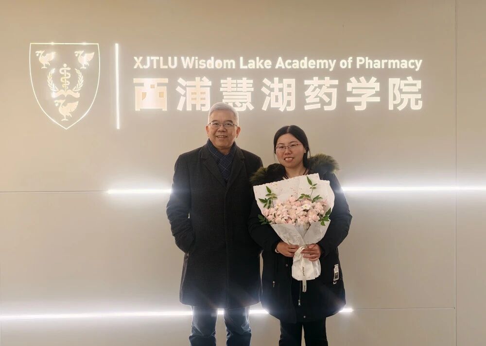 Shuai Wang (right) with her supervisor, Dr Ruiyao Wang (left)